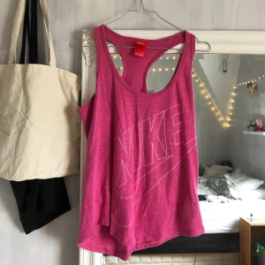 Linne från nike - Rosa flowigt linne från nike! Storlek s, frakt 42 kr