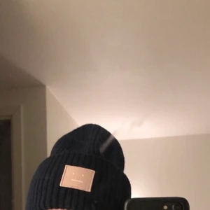 ACNE MÖSSA  - Säljer min acne mössa för ska köpa en ny. Köpte den förra året i mitten av vintern så den är inte använd så mycket. Jag har ett litet huvud så den är inte uttöjd eller nånting, så den är som en helt ny!! KÖPT FÖR: 1100KR. FRAKT: 55KR.  HÖGSTA BUD: 730kr