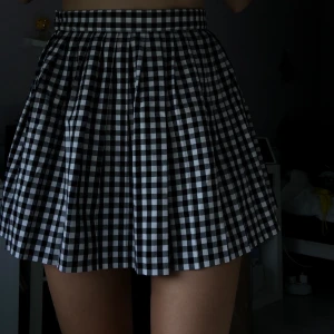 Rutig kjol från monki - Finaste kjolen från monki, sitter superbra och är sjukt fin att matcha till en outfit. Säljes pågrund av att den är för kort för mig. Frakt 30