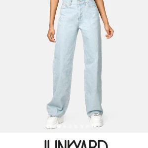 Junkyard jeans  - Säljer mina Junkyard jeans då dom aldrig kommer till användning. Dom är den perfekta blåa färgen och formar kroppen snyggt och är använda 2 gånger.