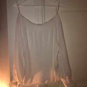 Blus från ginatricot, nyskick. Strl 34 - Aldrig använd, off shoulder