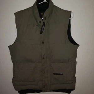 Vintage Canada Goose Vest  - En gammal modell från Canada Goose. (Den är äkta) Sitter som M. Buda gärna i kommentarerna så blir det enklare🙏