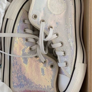 Converse glittriga - Helt nya converse i kartong, superfina och ovanliga, köpta på asos men slutsålda nu!