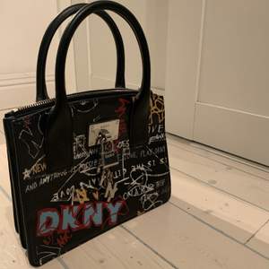 Intressekoll på min väska från DKNY. Använd ett fåtal gånger, nypris 1600kr. 🤍