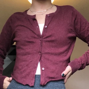 Vinröd kofta - En croppad vinröd kofta/tröja, passar perfekt till hösten! Står strl M, men passar mig som brukar ha XS bra! Inköpspris 99kr. Köparen står för frakt, kan mötas i lund❣️