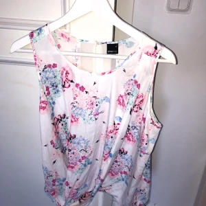 Blus  - Blus från Ginatricot strl 34. Aldrig använd. 
