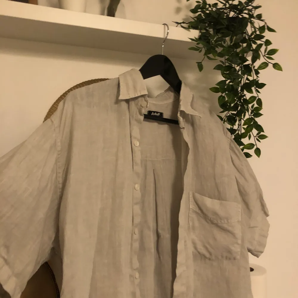 Linneskjorta i gråbeige färg. Vet ej vad det är för märke då det är inhandlat på second hand, köparen står för frakt🥰. Skjortor.