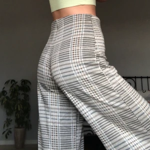 Byxor  - Byxor strl36. Väldigt bekväma och snygga men tyvärr är dom för korta för mig. Som nya och väldigt stretchiga. Fraktkostnad:63kr