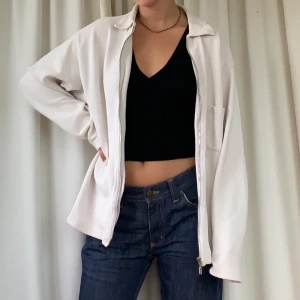 Zip up  - Jättehärlig zip up tröja i krämvitt. Lite slitningar längst kragen annars i jättebra kvalité. Oversized på mig som är S