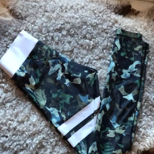 Stronger tights - Säljer dessa snygga och riktigt coola tights från stronger då de inte används eftersom jag vuxit ur de! Använd några gånger men är som i nyskick! Priset kan diskuteras och frakt ingår🥰