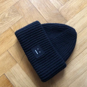 Acne mössa - Acne mössa! Som ny, knappt använd. 45kr i frakt och är inte intresserad av att byta färg :) 