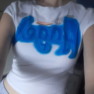 Angel T-shirt  - Urfin cropped AngelT💙Storlek M men mer som en S. Jag på bilden brukar ha XS-S. Frakt: 42:- med postens S-emballage 