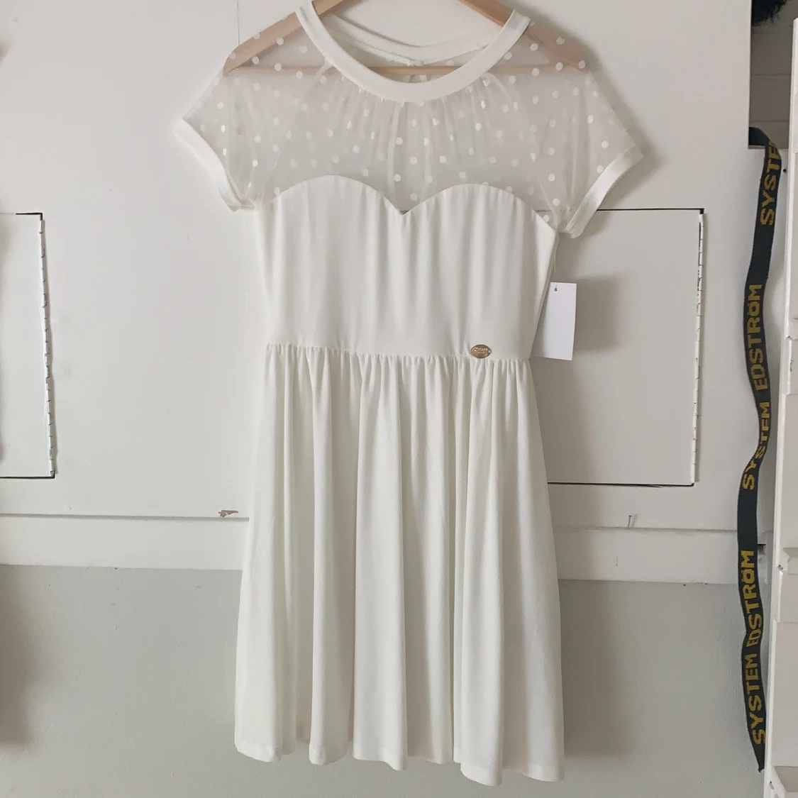 Klänning, oanvänd, vit från dennismaglic.