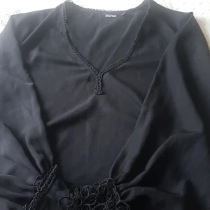 Svart tröja. - En svart lång armad tröja med ritikgt fina hål på armarna, har inte använt den för att den passar inte mig .(Kan fraktas) 