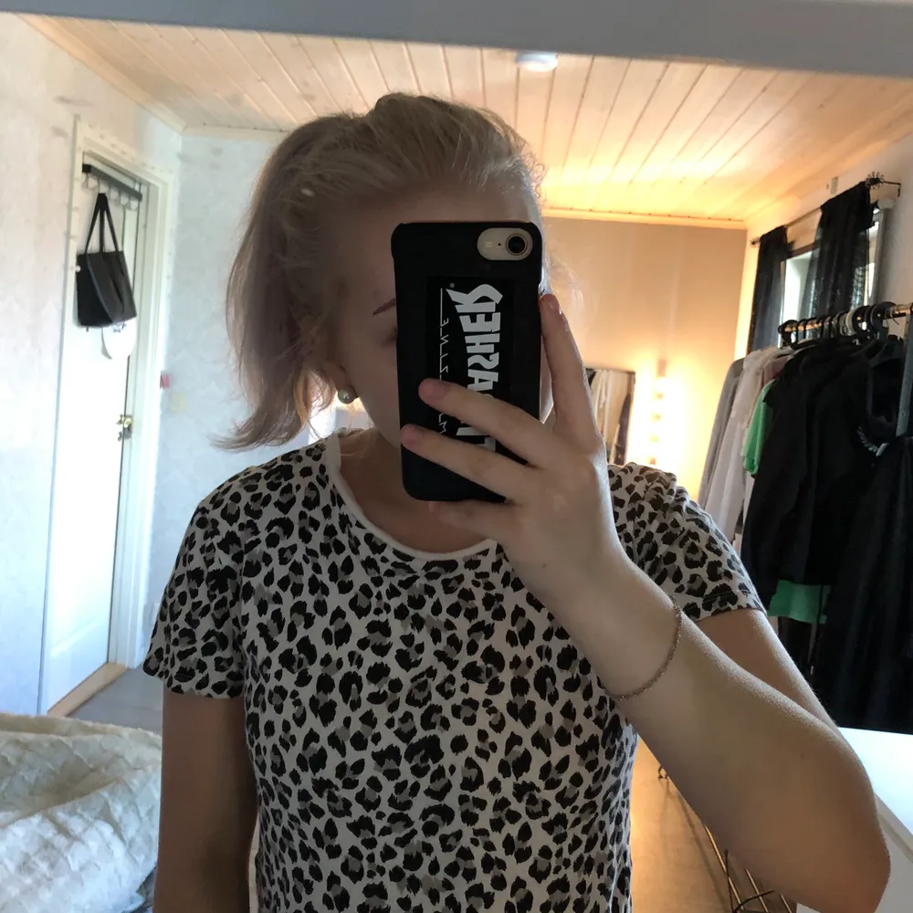 Super fin Leopard tröja som jag tyvärr inte använder längre! Använd ett antal gånger men håller sin kvalite bra ändå! 60kr + frakt som köparen står för! . T-shirts.