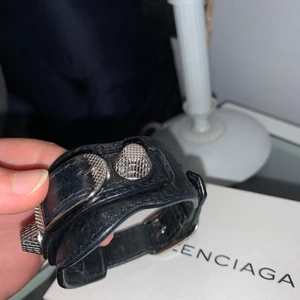 Balenciaga armband - Säljer armbandet då jag inte använder den längre💕 har lådan kvar!!