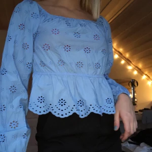Blå top - Supersöt blå top som går att ha både med och utan axlar. Superfina volanger runt midjan😍 