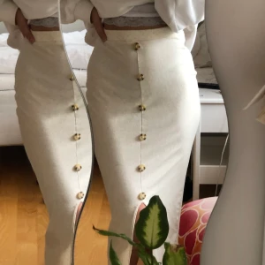 Kjol - Kjol från ASOS med knappar framtill, knappt använd! Köparen står för frakt 💕