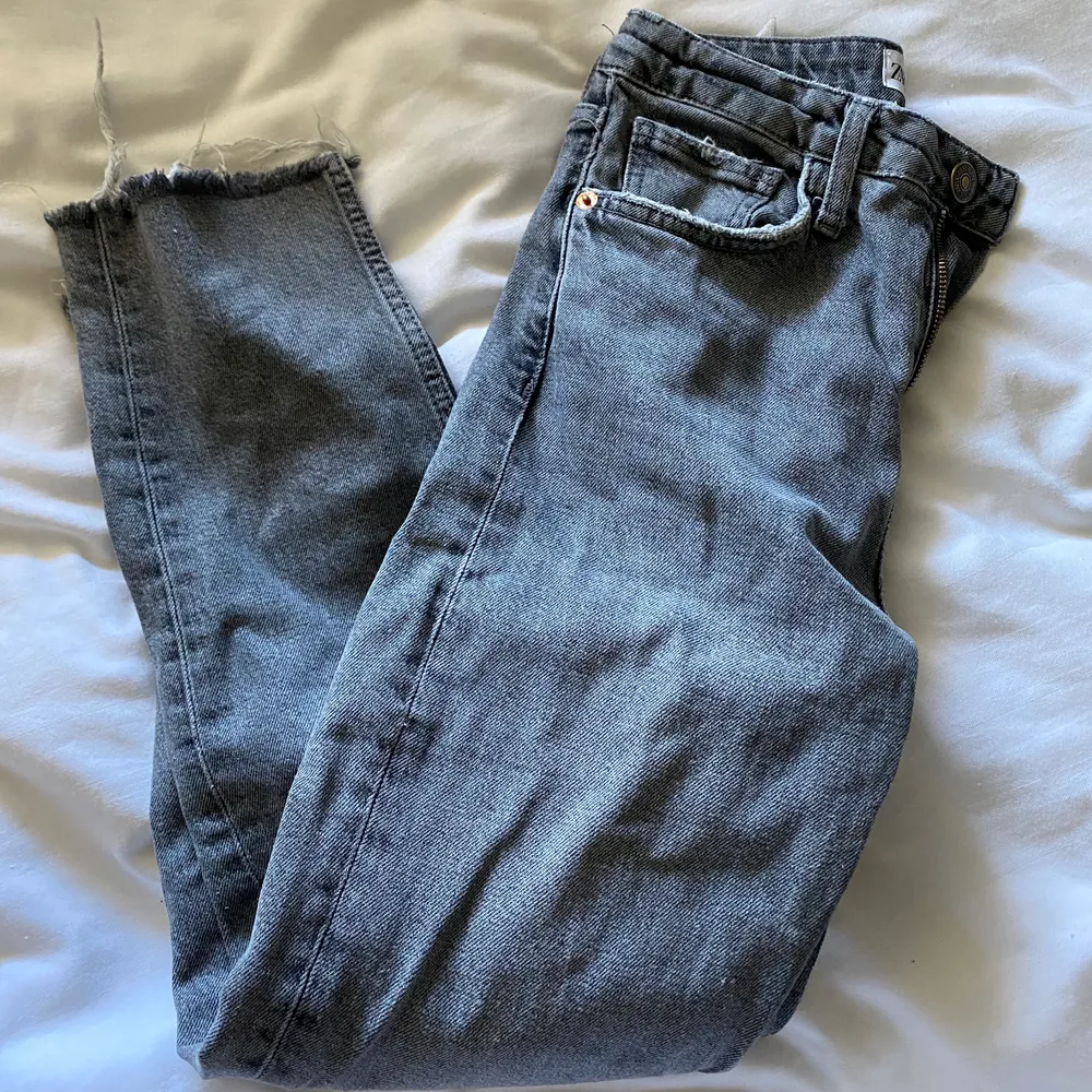 Populära Raka jeans från zara, storlek 34. Jeans & Byxor.