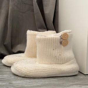 Innertofflor - Stickade innertofflor med mjuk sula. Säljs pga att de inte används. Hål på utsidan av vänsterfoten. Storlek står ej men passar 36-40 ungefär. Köparen står för frakt, betalning: swish 🤗