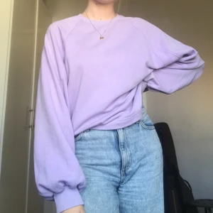 Tröja från weekday - Säljer denna superfina pastellfärgade sweater från weekday. Sitter oversized och är bekväm. Köpt för 400kr. Älskar men behöver rensa 😕