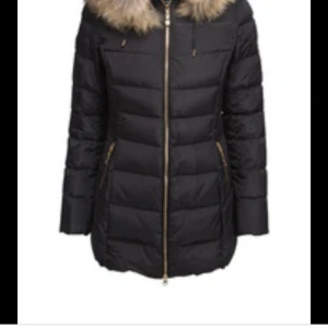 Hollies jacka  - Hel och fin kommer med den bruna och vita pälsen, skriv om ni vill veta detaljer ;)