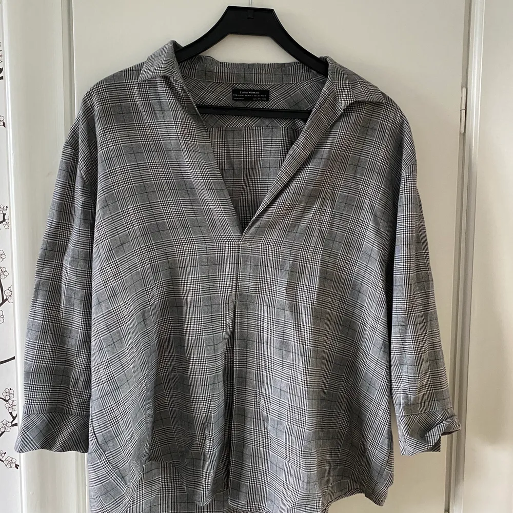 Säljer den här svinsnygga oversized blusen från Zara pga av aldrig använd!🤍🤍🤍 Nypris: 299kr. Blusar.