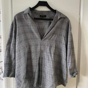 Säljer den här svinsnygga oversized blusen från Zara pga av aldrig använd!🤍🤍🤍 Nypris: 299kr
