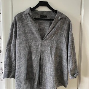 Blus från Zara - Säljer den här svinsnygga oversized blusen från Zara pga av aldrig använd!🤍🤍🤍 Nypris: 299kr