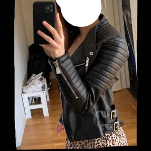 Skinnjacka chiquelle - Säljer den här fina svarta skinnjackan från chiquelle för 400kr (pris kan diskuteras) köpt i våras, använd fåtal gånger. Strl är 36 men passar xs och s. Skriv för mer information eller bilder. Kan mötas i Stockholm.