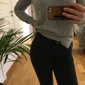 Saint tropez jeans - Vanliga svarta byxor, inte höga men inte korta. Någonstans mitt emellan. Sitter fint.