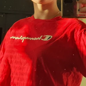 Champion tshirt - Härlig champion tshirt🌹Köpt i Paris men har inte kommit till användning. Oversized i storleken men lite croppad. 