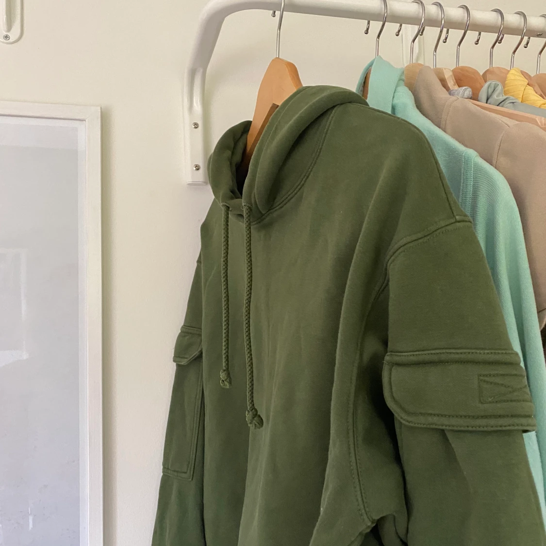 SUPERMYSIG HOODIE FRÅN WEEKDAY