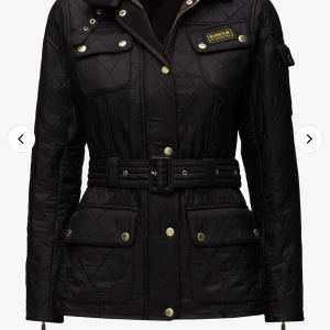 Barbour jacka, storlek XS - Köpte jackan för 6 månader sen på NK. Den har bara kommit till användning ca 5 gånger. Köpte jackan för 3000kr och säljer den för 1800kr. Det synd inte att den är använd.