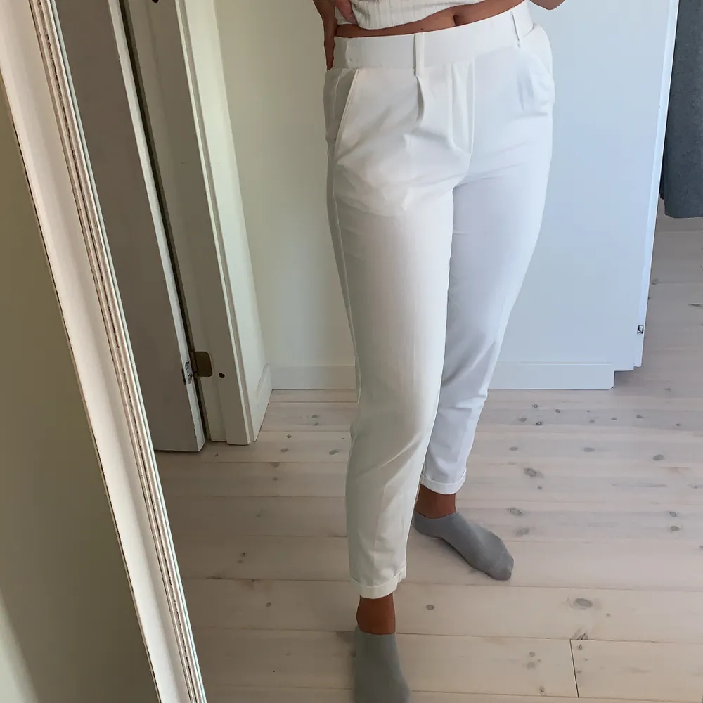Vita kostymbyxor från bershka i storlek S. Väldigt fint skick, använda ett fåtal gånger. 🤗🤩köparen står för frakten . Jeans & Byxor.