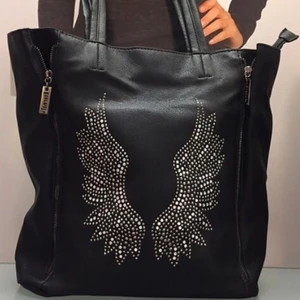 Svart väska - Eternel väska med vingar på