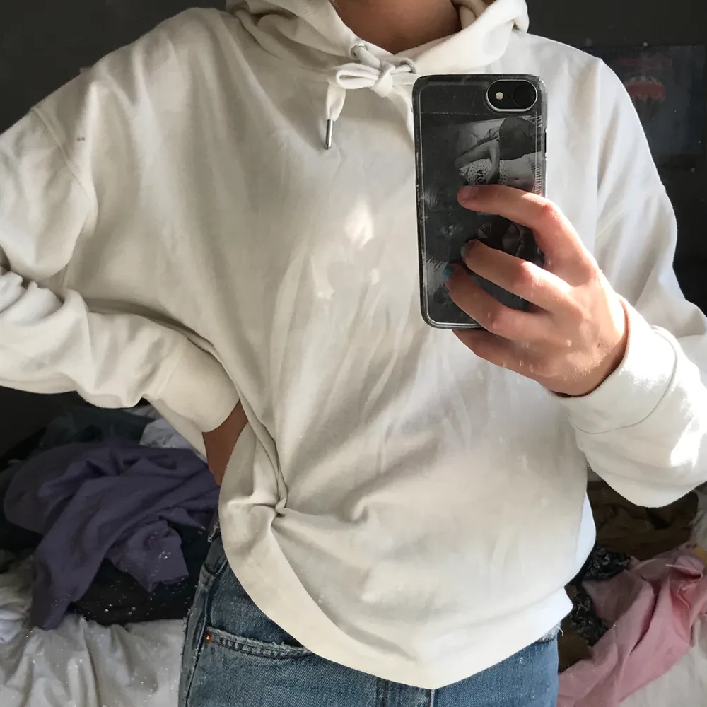 Snygg vit hoodie från new yorker strl S, köpt för ett tag sen men sparsamt använd!🥰🥰 nypris 150kr (köparen står för frakt❤️). Hoodies.