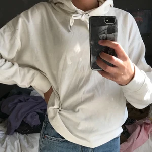 Vit hoodie från new yorker strl S - Snygg vit hoodie från new yorker strl S, köpt för ett tag sen men sparsamt använd!🥰🥰 nypris 150kr (köparen står för frakt❤️)