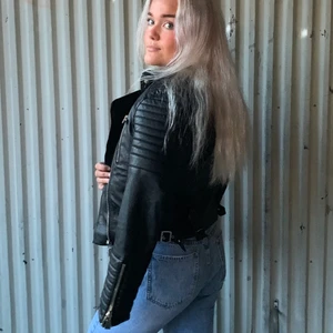 Skinnjacka - Voyelles - Säljer denna fina skinnjacka i strl 38 som även passar 36 helt klart🌸 köpt för 500kr och säljer för 200 + eventuell frakt🌸🌸vid snabb affär kan priset bli lägre! Super fint skick och inga skador på den, kommer bara inte till användning och är lite liten!