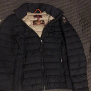 Parajumpers jacka strl xs/s - Jag säljer nu min marinblåa parajumpers jacka. Den är i största barn storlek (164) men passar en s/m. Den har ett hål vid dragkedjan som är bra sytt hos en skräddare, så det syns knappt. Jackan är äkta och köpt för 3399kr. Köparen står för frakt.