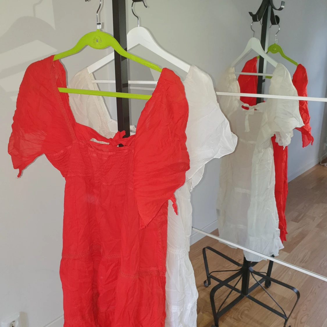 Klänningar röd och vit