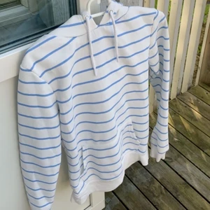 Primark hoodie - Blå och vit randigt Hoodie. Använd några få gånger. Säljer då den är alldeles för liten på mig:( 100kr + frakt💞💕