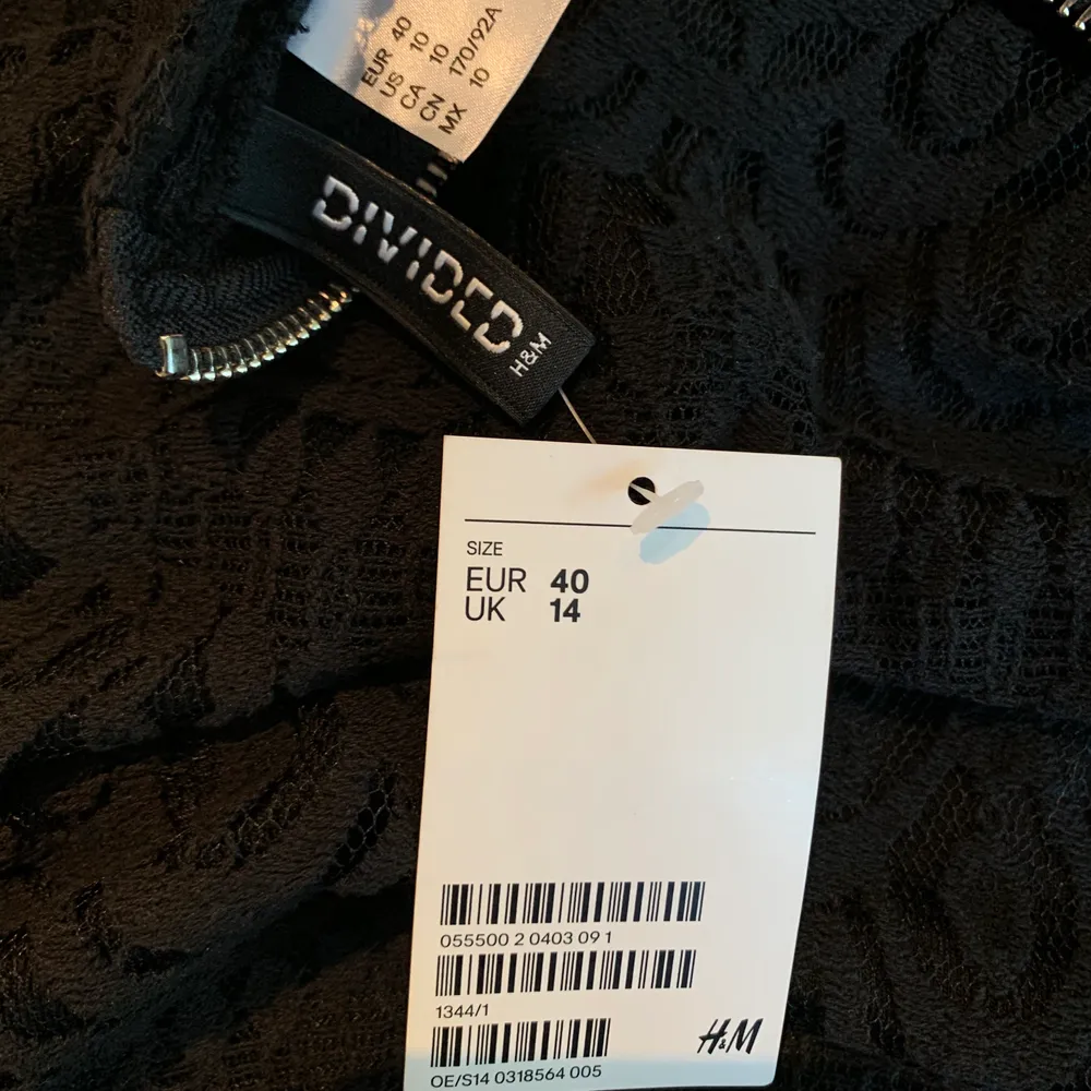 ALDRIG ÄNVÄNT!!! Super fin svart klänning från H&M. Det står storlek 40 men den sitter som en S!! Frakt tillkommer . Klänningar.
