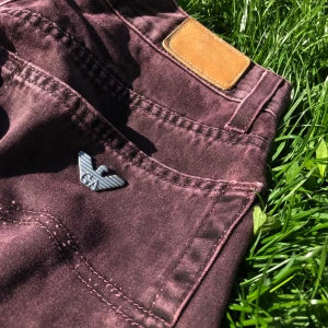 Armani jeans - Supercoola vinröda Armani jeans. Raka och högmidjade. Kan mötas i Stockholm eller frakta (63kr)