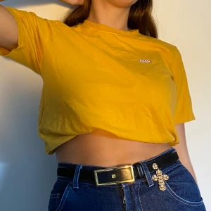 Dickies t-shirt - Senapsgul t-shirt från dickies med loggan på bröstet. 