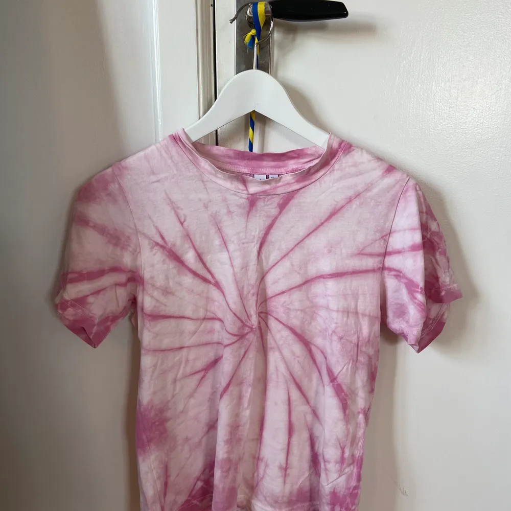 Rosa tie dye t-shirt från & other stories. Sista bilden är från deras hemsida för där syntes färgen bättre! Använd ett fåtal gånger. Frakt tillkommer!. T-shirts.