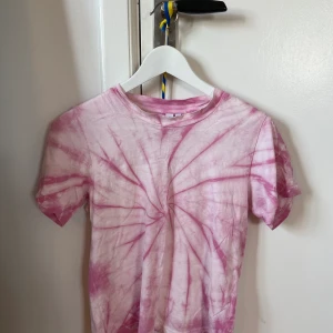 Tie dye t-shirt - Rosa tie dye t-shirt från & other stories. Sista bilden är från deras hemsida för där syntes färgen bättre! Använd ett fåtal gånger. Frakt tillkommer!