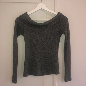 Tröja - Väldigt fin tröja med off-shoulder. Sitter såå fint men pssar tyvärr inte mig längre.