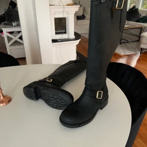 Johnny bulls skor  - Johnny bulls skor använt ungefär 2 gånger bra skick fina skor.