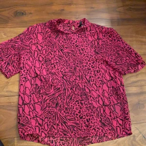 Blus 👚  - En cool blus från hm köpt i december 2019. Kan fraktar eller mötas upp i Stockholm, jag ansvarar inte för postens slarv använda en gång på nyår. 